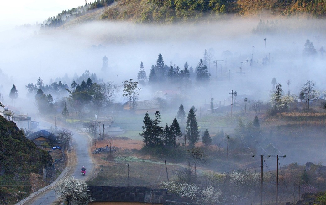 The way to  Pho Cao in the early morning